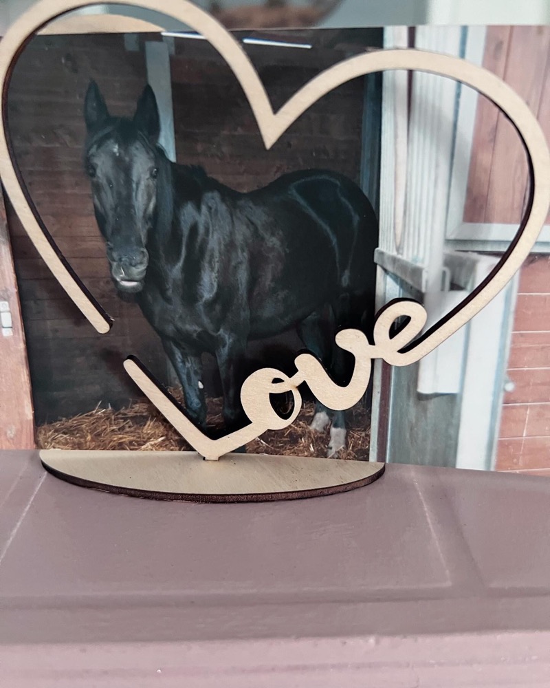 Porte-photo en bois en forme de cœur avec le mot Love et une photo de cheval