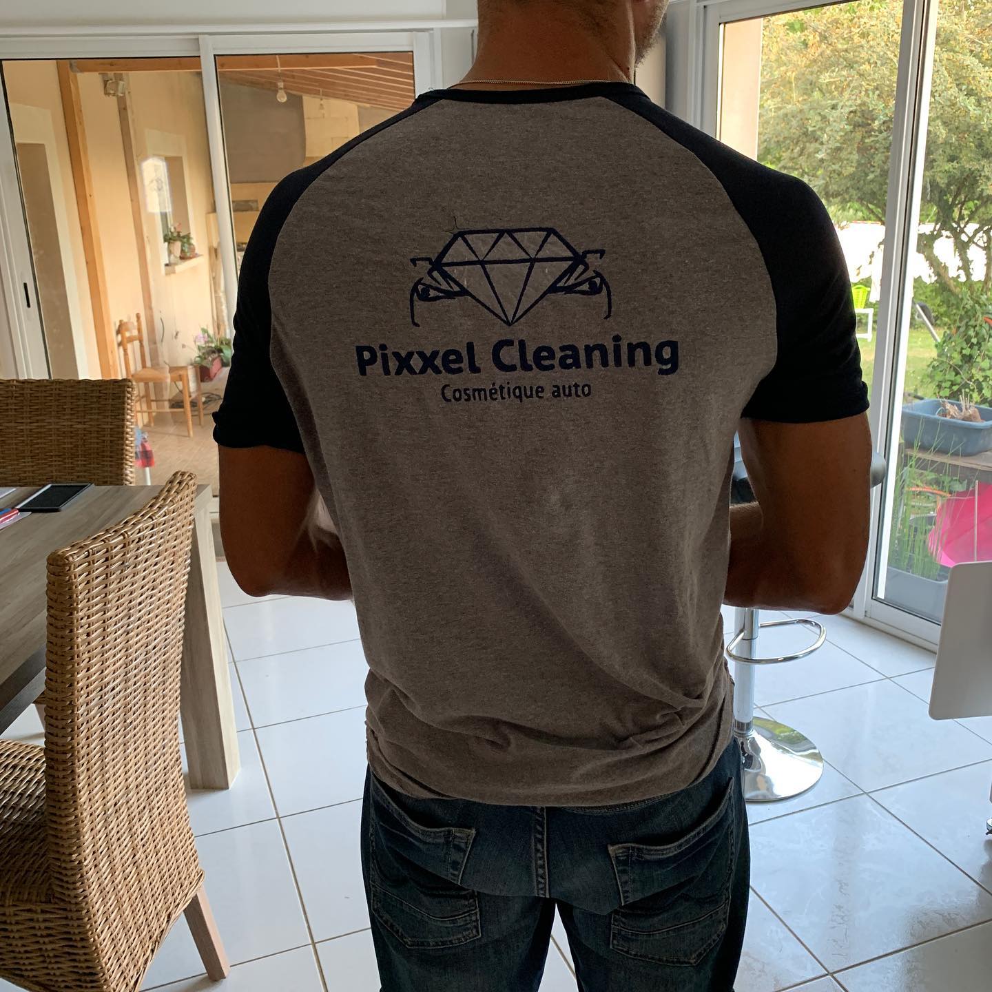 Logo Pixxel Cleaning brodé au dos d’un t-shirt gris et noir