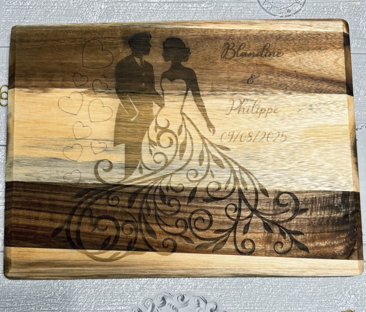 Planche en bois personnalisée par gravure pour un mariage